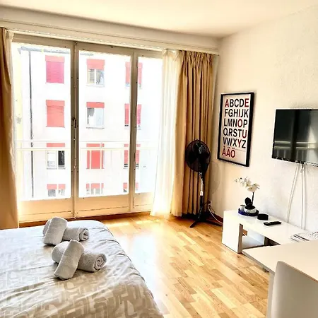 Boutique Studio, 5' From The