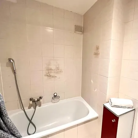 Boutique Studio, 5' From The